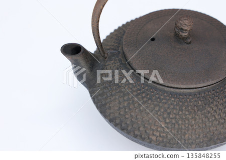 一個很久沒用、已經開始生鏽的南方老式鐵壺。 135848255