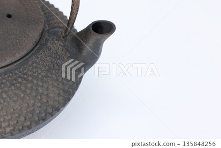 An old Nambu iron kettle that has been left unused for a long time and is starting to rust. 135848256