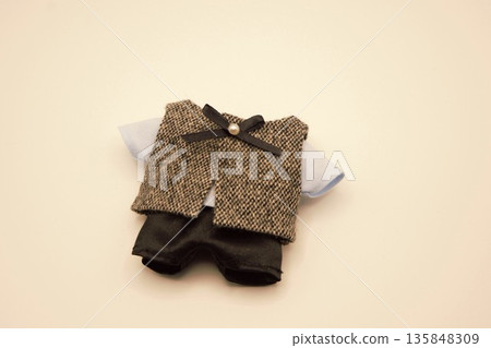 毛絨衣服,羊毛背心和黑色褲子 1 毛絨衣服,羊毛背心和黑色褲子 1 135848309