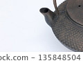An old Nambu iron kettle that has been left unused for a long time and is starting to rust. 135848504