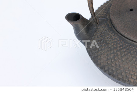 一個很久沒用、已經開始生鏽的南方老式鐵壺。 135848504