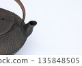 An old Nambu iron kettle that has been left unused for a long time and is starting to rust. 135848505