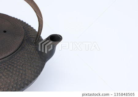 An old Nambu iron kettle that has been left unused for a long time and is starting to rust. 135848505