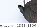An old Nambu iron kettle that has been left unused for a long time and is starting to rust. 135848506