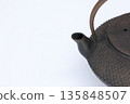 An old Nambu iron kettle that has been left unused for a long time and is starting to rust. 135848507