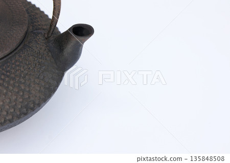 一個很久沒用、已經開始生鏽的南方老式鐵壺。 135848508