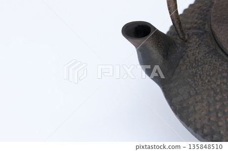 一個很久沒用、已經開始生鏽的南方老式鐵壺。 135848510