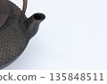 An old Nambu iron kettle that has been left unused for a long time and is starting to rust. 135848511