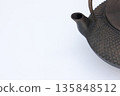 An old Nambu iron kettle that has been left unused for a long time and is starting to rust. 135848512