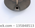 An old Nambu iron kettle that has been left unused for a long time and is starting to rust. 135848513
