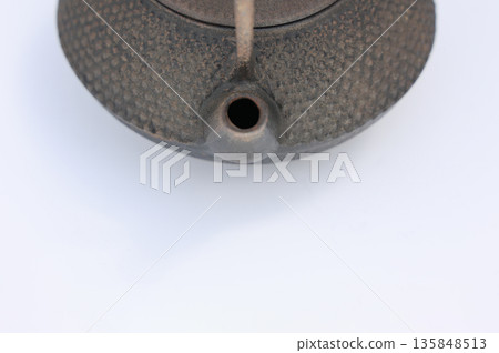 一個很久沒用、已經開始生鏽的南方老式鐵壺。 135848513