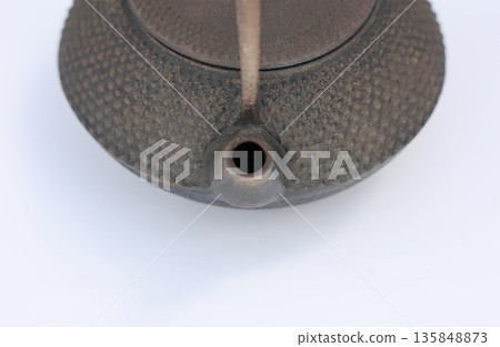 一個很久沒用、已經開始生鏽的南方老式鐵壺。 135848873