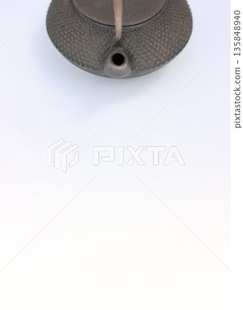 一個很久沒用、已經開始生鏽的南方老式鐵壺。 135848940