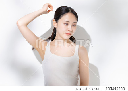 做頭髮護理的女性 做頭髮護理的女性 135849333