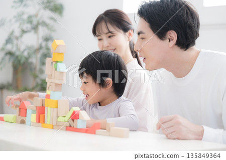 透過家庭育兒體驗，探索孩子的好奇心和挑戰，培養他們的非認知能力！ 135849364