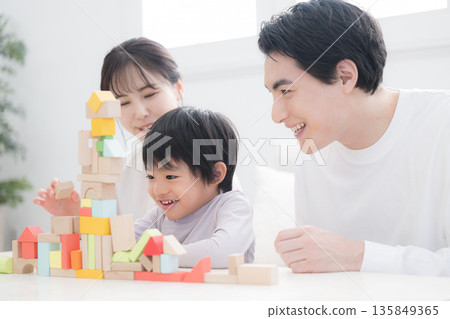 透過家庭育兒體驗，探索孩子的好奇心和挑戰，培養他們的非認知能力！ 135849365