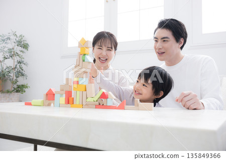 透過家庭育兒體驗，探索孩子的好奇心和挑戰，培養他們的非認知能力！ 135849366