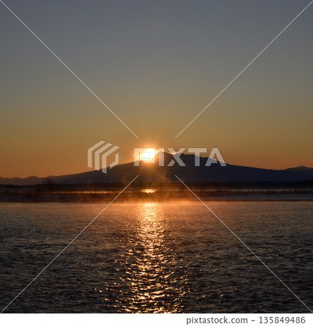 在沙裡山迎來的第一縷日出 在沙裡山迎來的第一縷日出 135849486