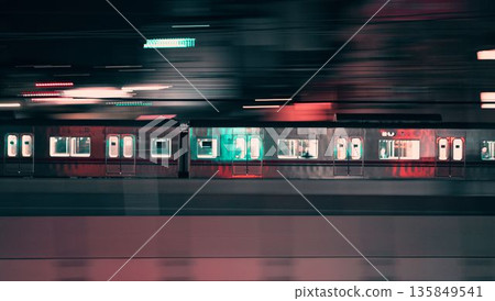 黎明時分,一列通勤列車緩緩駛過,鏡頭緩緩移動。 黎明時分,一列通勤列車緩緩駛過,鏡頭緩緩移動。 135849541