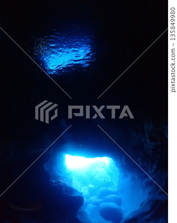 Underwater cave light 135849980