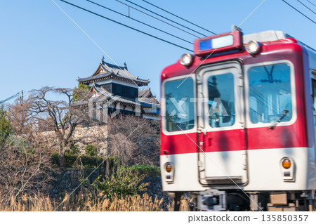 從櫻禦門眺望大和郡山城東角樓,一列火車突然駛入。 從櫻禦門眺望大和郡山城東角樓,一列火車突然駛入。 135850357
