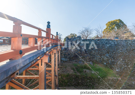 從極樂橋東端北角可眺望大和郡山城、白澤門遺址和極樂橋。 135850371