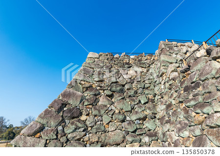 以藍天為背景的大和郡山城天守閣景色 135850378