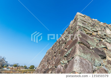 View of Yamatokoriyama Castle's castle tower with a blue sky in the background View of Yamatokoriyama Castle's castle tower with a blue sky in the background 135850379