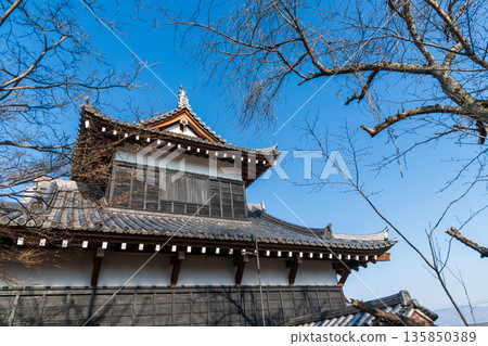 藍天白雲，大和郡山城的東角樓，以及即將盛開的櫻花樹。 135850389