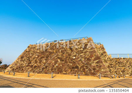 The stone wall on the west side of Yamatokoriyama Castle's castle tower, bathed in the setting sun The stone wall on the west side of Yamatokoriyama Castle's castle tower, bathed in the setting sun 135850404