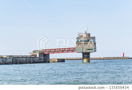 鄂霍次克海台,位於北海道門別市,是一座可以觀賞水底世界的觀景台。 鄂霍次克海台,位於北海道門別市,是一座可以觀賞水底世界的觀景台。 135850434