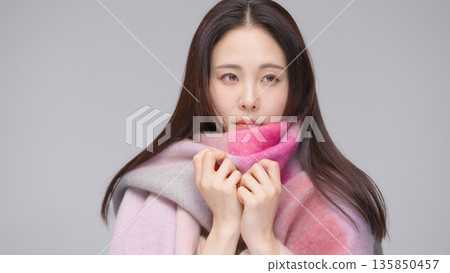 一位三十多歲的女子戴著粉紅色圍巾 135850457