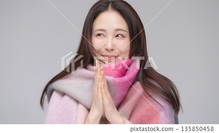 一位三十多歲的女子戴著粉紅色圍巾 135850458