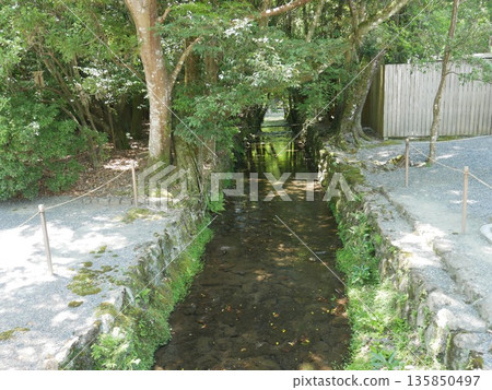 伊勢神宮內殿的溪流 伊勢神宮內殿的溪流 135850497