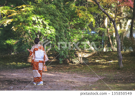 Nov 23 2025 Woman in Kimono Photographing Autumn Leaves in Tranquil Joke en Nov 23 2025 Woman in Kimono Photographing Autumn Leaves in Tranquil Joke en 135850549