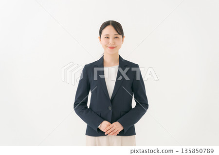 微笑的年輕女商人 135850789