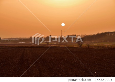 天空被黃沙籠罩 天空被黃沙籠罩 135850903