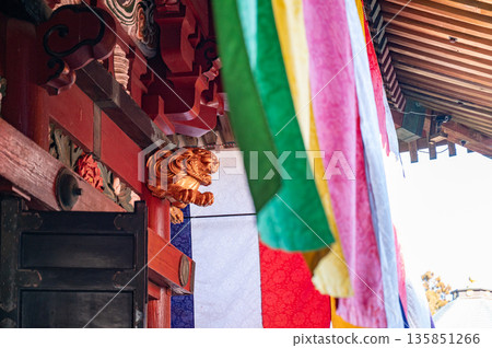 寺廟設計中常見的獅子形木鐘和五彩帷幔是日本傳統建築的組成部分。 135851266