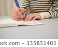 特寫鏡頭：一位女士的手正在寫日記 135851401