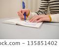 特寫鏡頭：一位女士的手正在寫日記 135851402