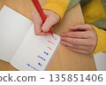 空拍特寫鏡頭，拍攝到一位女士正在記錄日程安排的雙手。 135851406