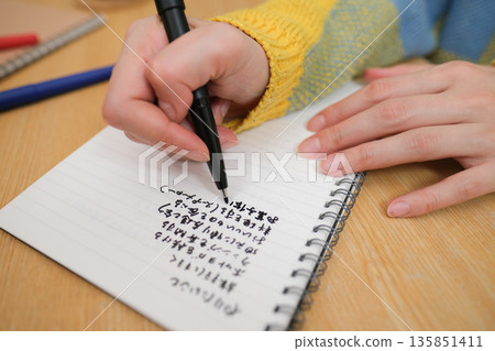特寫鏡頭：一位女士的手在寫日記 135851411
