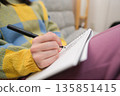 特寫鏡頭：一位女士的手在寫日記 135851415