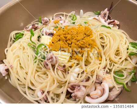 海鮮義大利麵配鯔魚籽和魷魚。 海鮮義大利麵配鯔魚籽和魷魚。 135851484