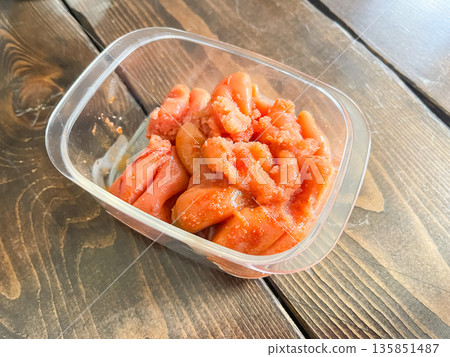 裝在收納箱裡的迷你辣味明太子。 裝在收納箱裡的迷你辣味明太子。 135851487