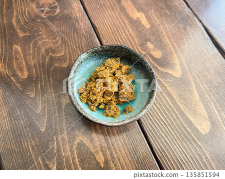 鹽漬乾鯔魚子和調味鯔魚子。 鹽漬乾鯔魚子和調味鯔魚子。 135851594