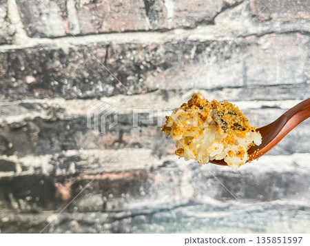 烏魚茶泡飯是將調味過的乾鯔魚籽和米飯淋在日式高湯上製成的菜餚。 烏魚茶泡飯是將調味過的乾鯔魚籽和米飯淋在日式高湯上製成的菜餚。 135851597
