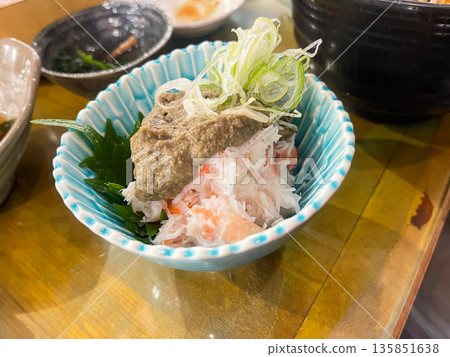 一道用去殼蟹肉和蟹肉味噌製成的菜餚。 135851638