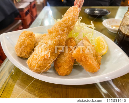 炸海鮮。一盤炸蝦和炸白魚。 炸海鮮。一盤炸蝦和炸白魚。 135851640