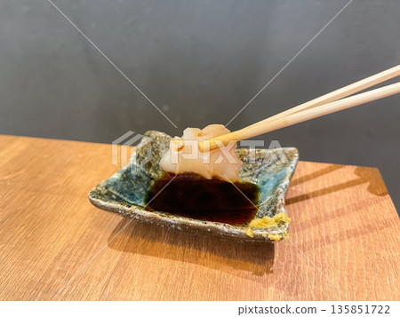 Fresh clam sashimi. 135851722